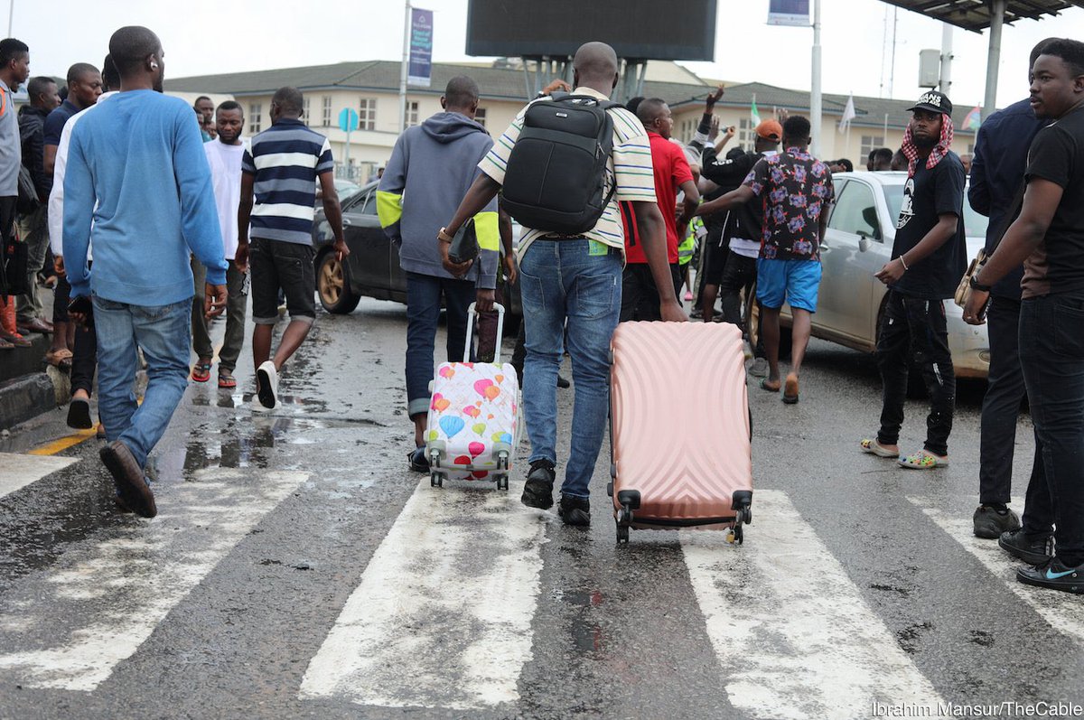 thecableng's tweet image. PHOTOS: Passengers walk in rain as students block roads to Lagos airport over ASUU strike | TheCable thecable.ng/photos-passeng…

📸: @MansurIB007 

#EndAsuuStrike