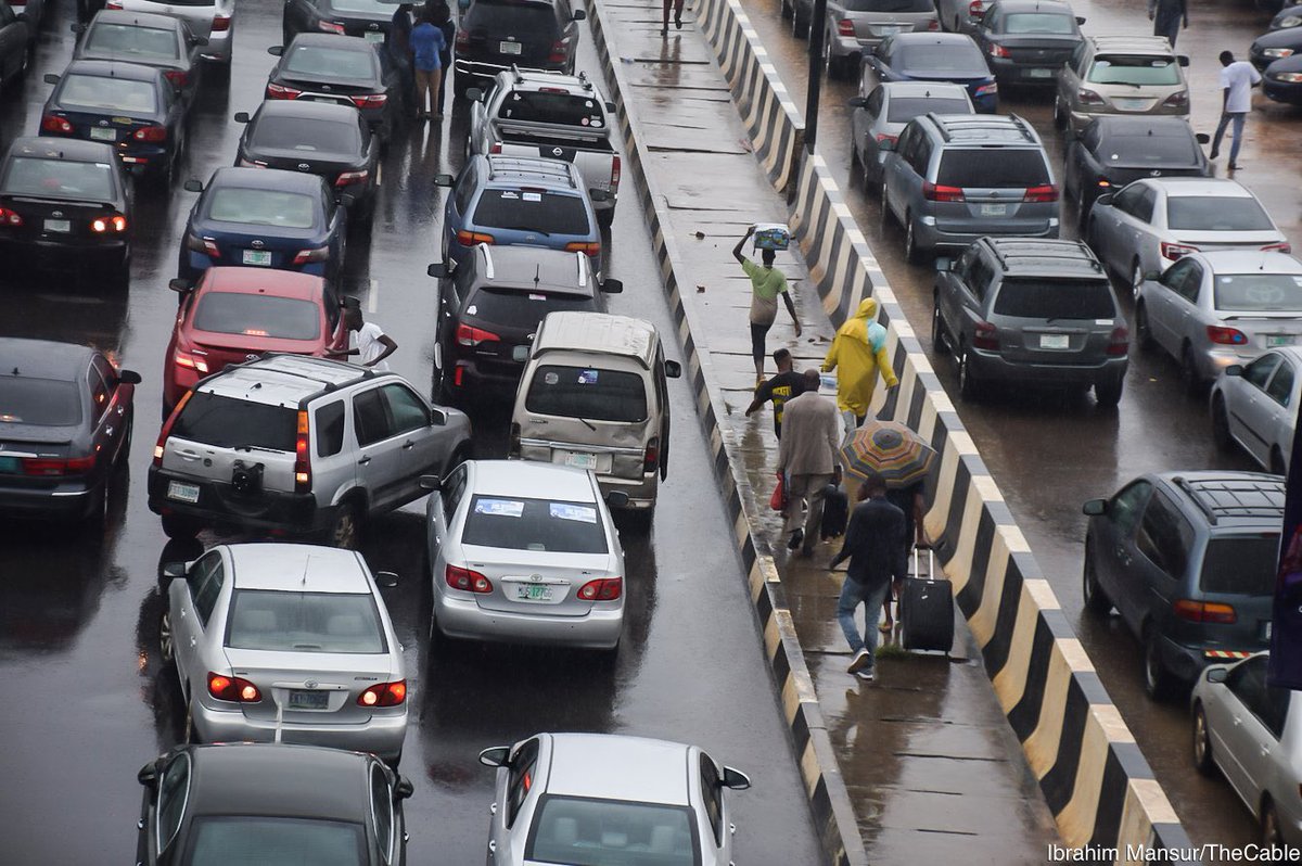 thecableng's tweet image. PHOTOS: Passengers walk in rain as students block roads to Lagos airport over ASUU strike | TheCable thecable.ng/photos-passeng…

📸: @MansurIB007 

#EndAsuuStrike