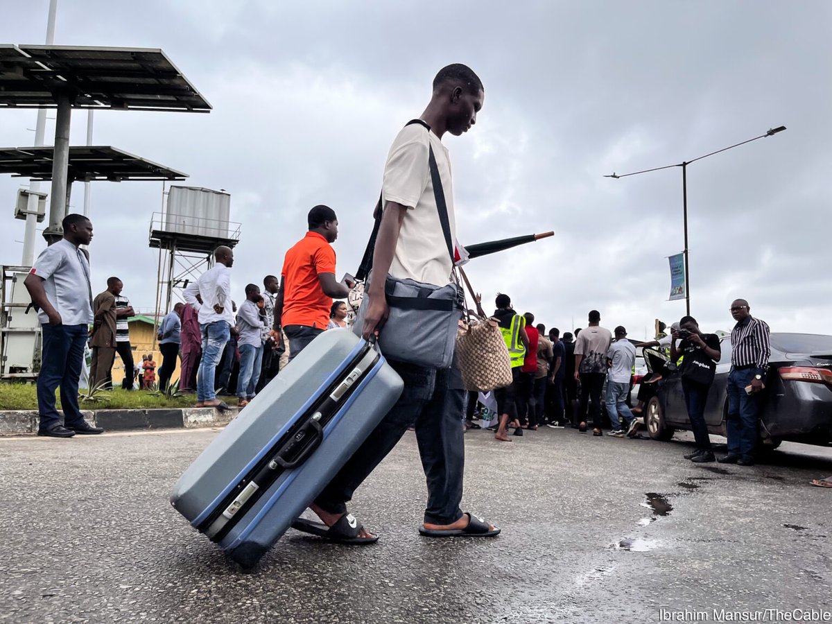thecableng's tweet image. PHOTOS: Passengers walk in rain as students block roads to Lagos airport over ASUU strike | TheCable thecable.ng/photos-passeng…

📸: @MansurIB007 

#EndAsuuStrike