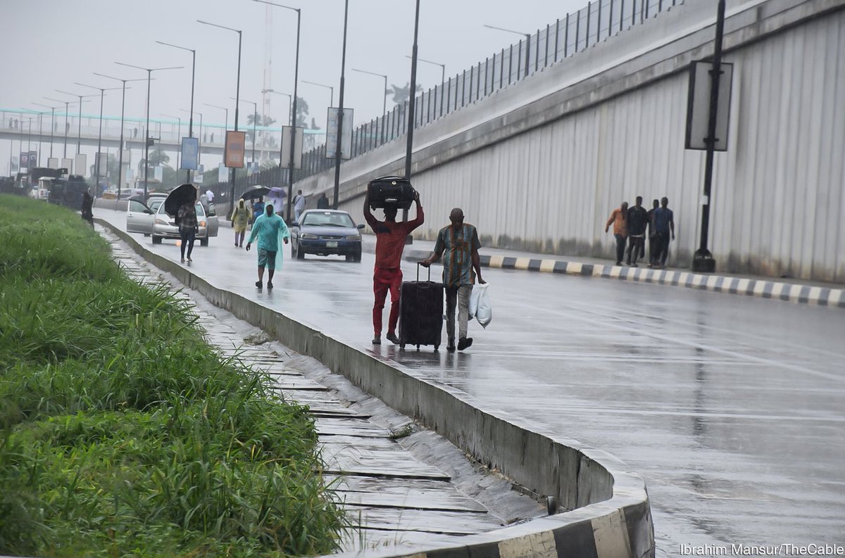 thecableng's tweet image. PHOTOS: Passengers walk in rain as students block roads to Lagos airport over ASUU strike | TheCable thecable.ng/photos-passeng…

📸: @MansurIB007 

#EndAsuuStrike
