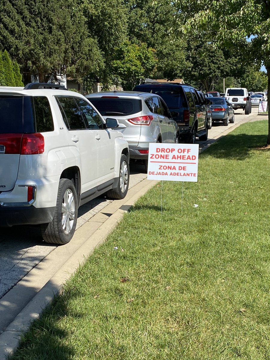 WeGoD33's tweet photo. Thank you to @LemanMiddleSchool parents for your patience on the first day of the new student drop off and pick up procedure. And thanks to the @WestChicagoIL and @West_Chicago_PD for keeping the safety of our kids a priority. #D33safety #D33TogetherIsBetter https://t.co/NbTa53v9cG