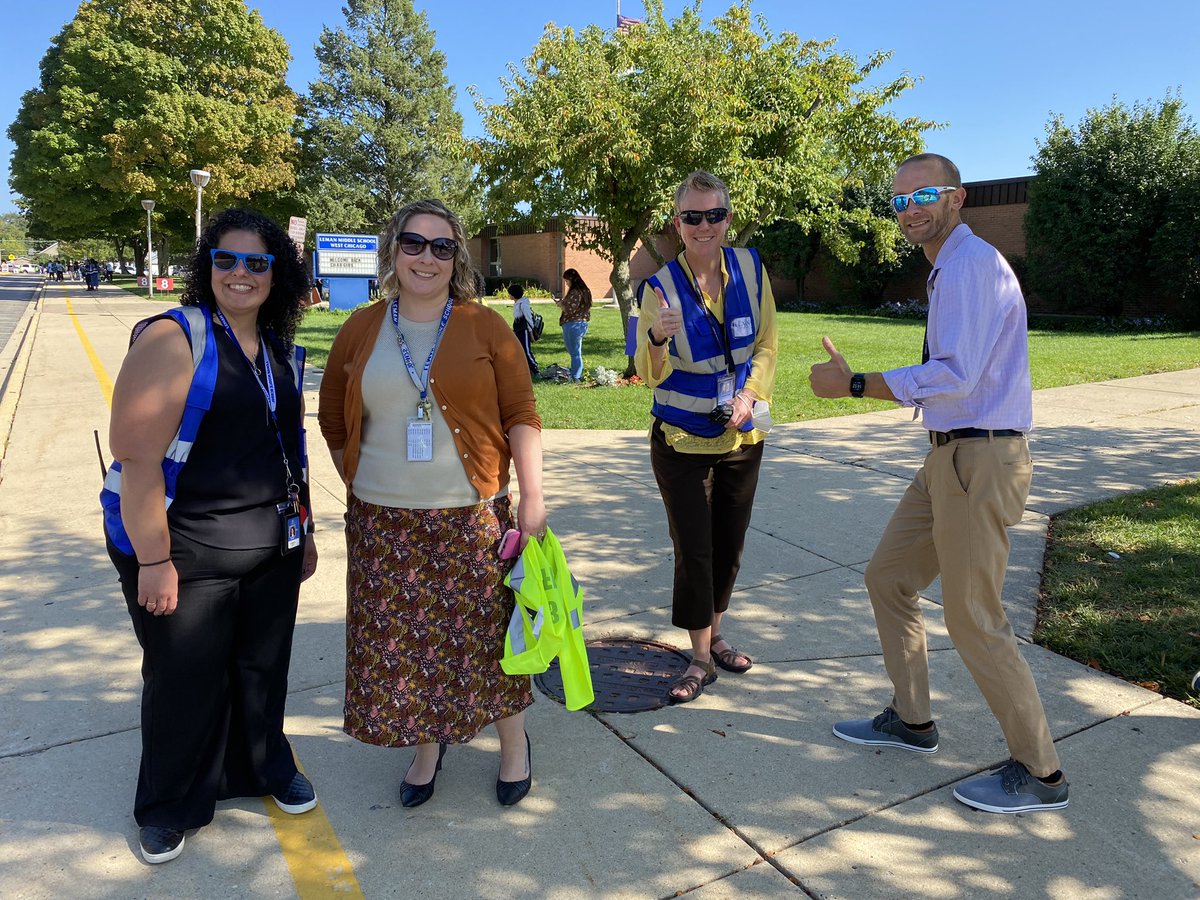 WeGoD33's tweet photo. Thank you to @LemanMiddleSchool parents for your patience on the first day of the new student drop off and pick up procedure. And thanks to the @WestChicagoIL and @West_Chicago_PD for keeping the safety of our kids a priority. #D33safety #D33TogetherIsBetter https://t.co/NbTa53v9cG