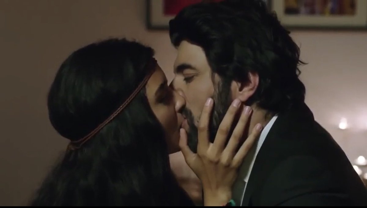 RiittaTheuma's tweet photo. I am dreaming of the wedding tonight☁️☁️❤️
Good night all in our EnTu bubble😘🤩

#TubaBüyüküstün #EnginAkyürek 
#EnTu #KaraParaAşk https://t.co/1p1KjUzRg2