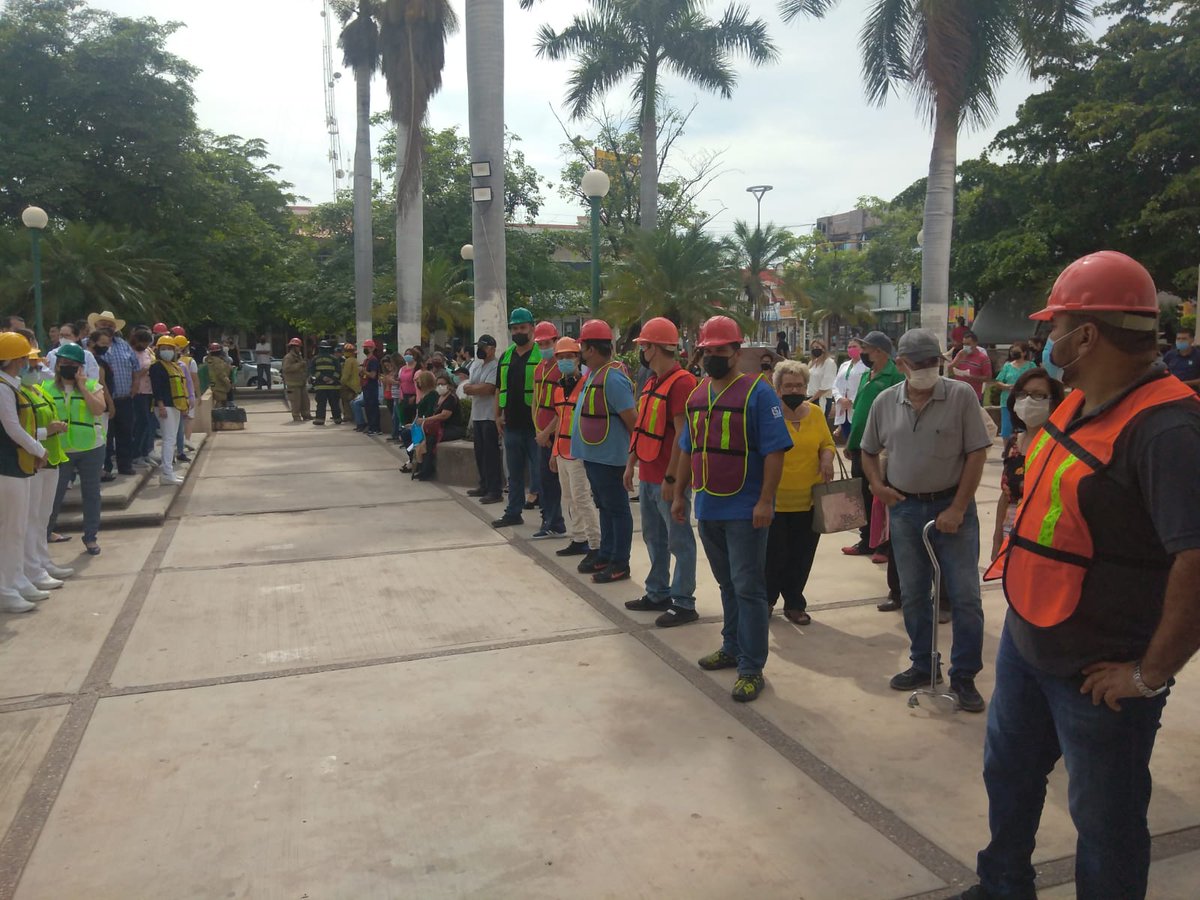 ImssSinaloa's tweet photo. El #IMSSsinaloa realiza evacuaciones de unidades médicas y administrativas, nos sumamos a la cultura de #ProtecciónCivil. #SimulacroNacional2022. #SimulacroIMSS #HGZ32 #HGSZ30 https://t.co/pPEzmhCylp