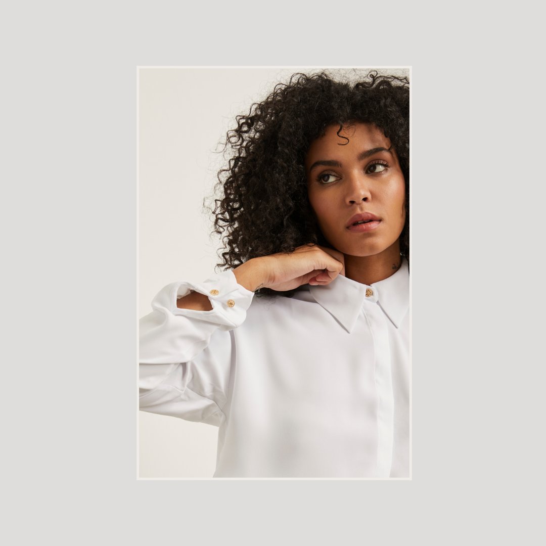 Une broderie sur la manche, un col soigneusement orné, un choix recherché de boutons: le souci du détail est au centre de nos créations. Rapprochez-vous et découvrez les jolies subtilités des chemises de la nouvelle collection 🤍