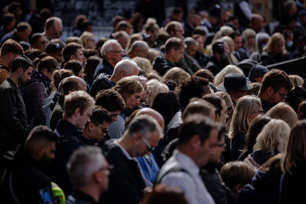 H24Net's tweet photo. The body of #QueenElizabethIIStateFuneral has been buried at the King George VI Memorial Chapel in Windsor on Monday evening local time, according to the official website of the royal family. https://t.co/XBSwwKBa8E