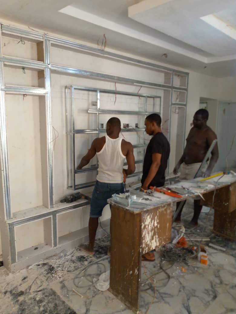 Omo_oni_POP's tweet photo. We do all kinds of Interior and Exterior Designs from Wall Screeding &amp; Painting to POP Ceiling, Artworks ( Pillar, Window, Arc,Parapet),Wainscoting &amp; TV-Console.

For enquiries &amp; to check our catalog: https://t.co/L7G97A6GaL

MC Oluomo Sheggz Zenith Bank Ikeja #WalletSafeWorkshop https://t.co/R36cTOyEsO
