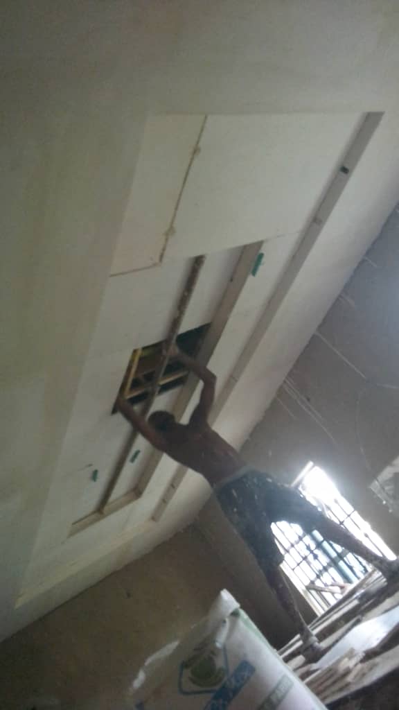 Omo_oni_POP's tweet photo. We do all kinds of Interior and Exterior Designs from Wall Screeding &amp; Painting to POP Ceiling, Artworks ( Pillar, Window, Arc,Parapet),Wainscoting &amp; TV-Console.

For enquiries &amp; to check our catalog: https://t.co/L7G97A6GaL

MC Oluomo Sheggz Zenith Bank Ikeja #WalletSafeWorkshop https://t.co/R36cTOyEsO