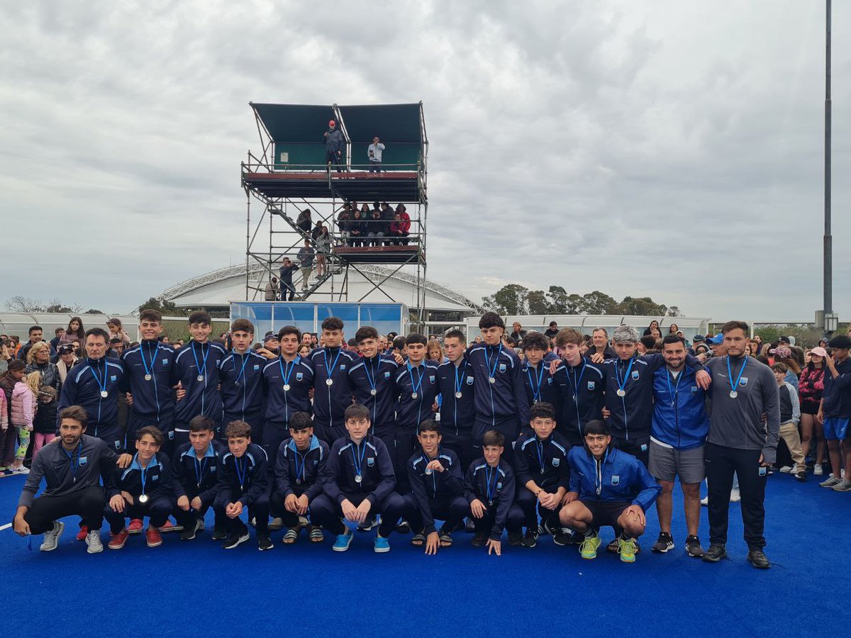 ArgFieldHockey's tweet photo. Conocé el PODIO del Campeonato Argentino de Selecciones Sub 16 Caballeros 🏆🏑

🥇 Buenos Aires
🥈 Mendoza
🥉 Córdoba

¡Felicitaciones! 🎉🇦🇷 https://t.co/hxu3RAHYT1