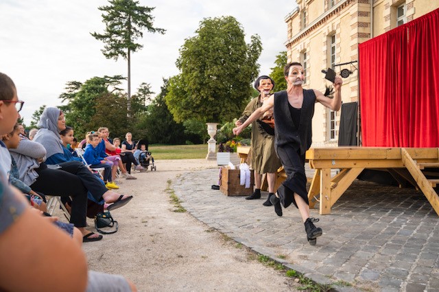 Coup2theatre's tweet photo. Nous sommes à chaque fois émerveillés par la qualité des spectacles des @AllumeursDeRev ! Du théâtre itinérant en plein air de très haut vol. Notre critique archi séduite par "Le Bal des Voleurs", leur dernier opus https://t.co/XpE5VMqmok https://t.co/cdcI7kEnWd
