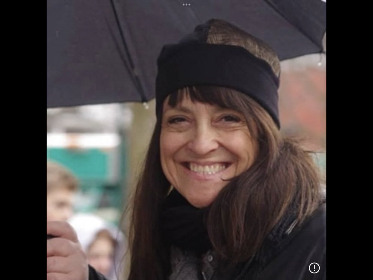 ModeChantal's tweet photo. #TrudeauMustGo 
J’ai 61 ans je suis travailleurs autonome , j’ai refuser un  vacciné expérimental, j’ai continuer à faire des câlins à tout ceux que j’aime  . @JustinTrudeau  m’a décris comme étant une extrémiste violente. Une anti démocrate 🤦🏽‍♀️😉je suis pacifique ❤️ https://t.co/nFEaZQeWwV