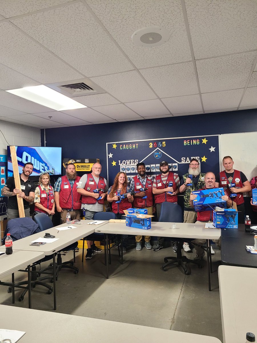 #MerchMonday at Front Royal!! <a href="/BenitoKomadina/">Benito.Komadina@Lowes</a> <a href="/billshuell/">Bill Shuell</a> <a href="/BellAnyae/">Anyae Bell</a> <a href="/ShuellWilliam/">William Shuell</a>