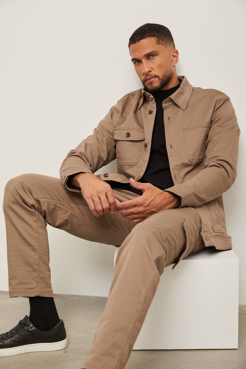 Fall is upon us and this cargo set is the perfect look to match the chilly weather! 🍂
With its light stretchy fabric, it combines comfort and style like no other.

#fashionnews #newfashion #cargopants #cargo #menstyle #manstyle #suit #tristanstyle