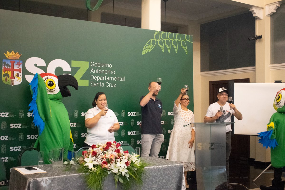 MariaTeresaVar6's tweet photo. Este viernes nos reunimos para tratar nuestras acciones pro conservación de la Paraba Frente Roja que vive en nuestro territorio y esta en Peligro Crítico, junto a Bodega Jucumari hicimos esta colaboración para contribuir a la conservación del hábitat de esta emblemática especie https://t.co/HU4bUk9dka