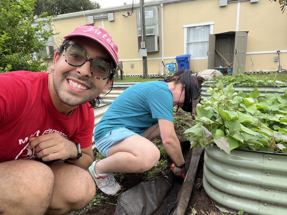 GardenMort's tweet photo. #GardenGnomies continued to learn how to be good stewards of 🌍 with a mini-lesson about water conservation and the water cycle from @UF_IFAS. Drip irrigation installation complete. 💧 🌱 #SchoolGardens @MortElementary @HCPSElemScience @TransformHCPS https://t.co/LqjEl5SxqA