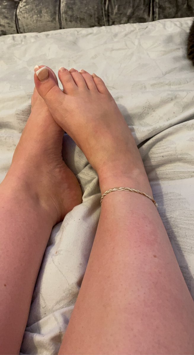 Queenpeachy97's tweet photo. Who doesn’t love a pedi! 
 What one of you losers want to pay for my pedi! 
Findom paypig https://t.co/XPw0cx4Ylu
