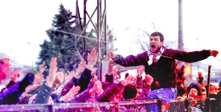 ErkutSamsunspor's tweet photo. B.Evleri kale arkası. 3000 kişi. Tek bir hareket ile başlayan, 90 dakika susmayan , karbondioksit ve sigara dumanından patlayan boğazlar. Taraftar yorulunca taştan gelen "YÜKLEEEEN!" sesi. Sert alkış yapan iki el...

Yaşayan anlar. Bilen değil.

Hey amigo! ÇİÇO REİS!

#Samsunspor https://t.co/SPQxV1bs2n