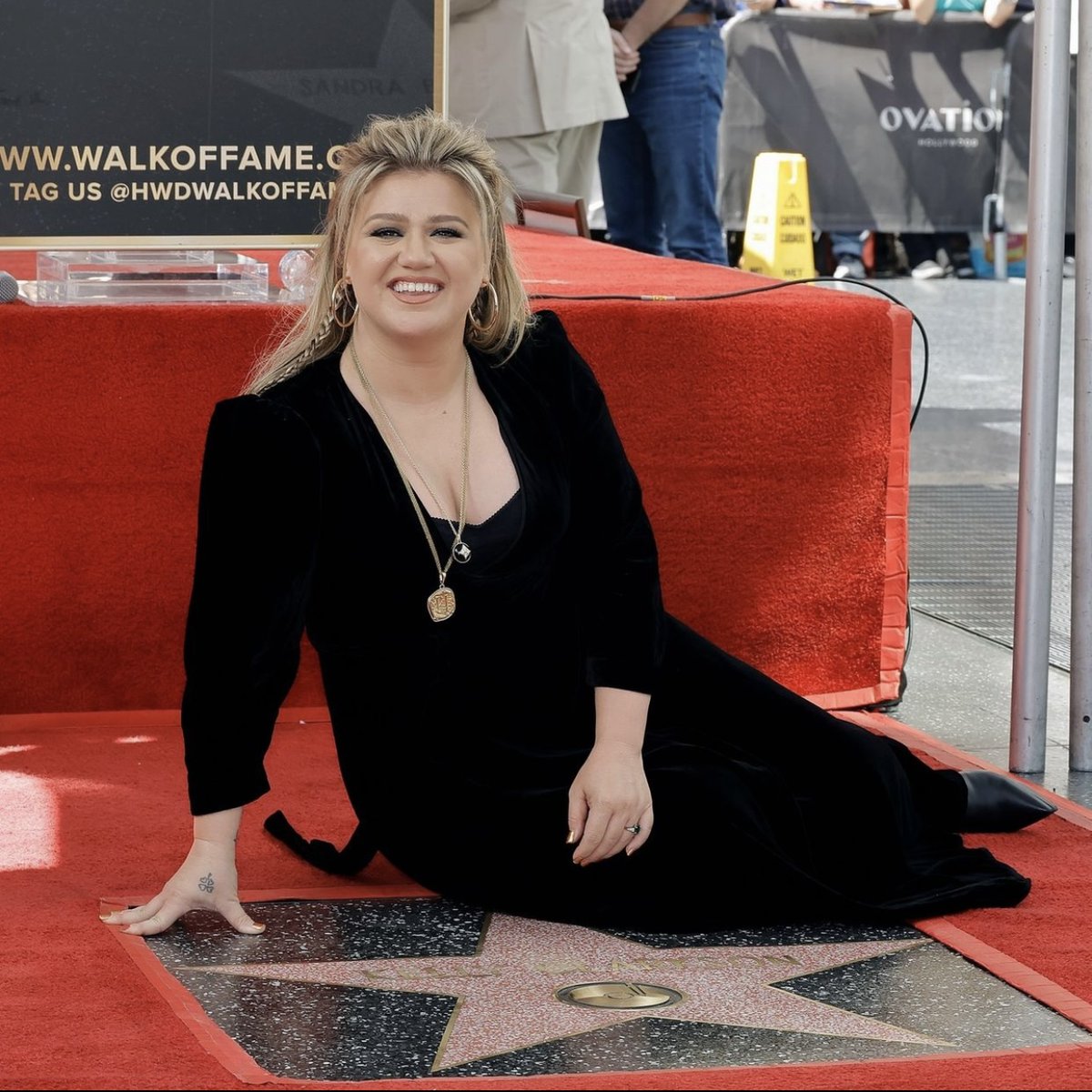AmericanIdol's tweet photo. 20 years later 🎤✨🤯 The squad that started it all!

Our original #AmericanIdol 🤩@kellyclarkson🤩 gets her 🌟 on the Hollywood Walk of Fame! 🙌 CONGRATULATIONS!!! https://t.co/wDTGCHgLdi
