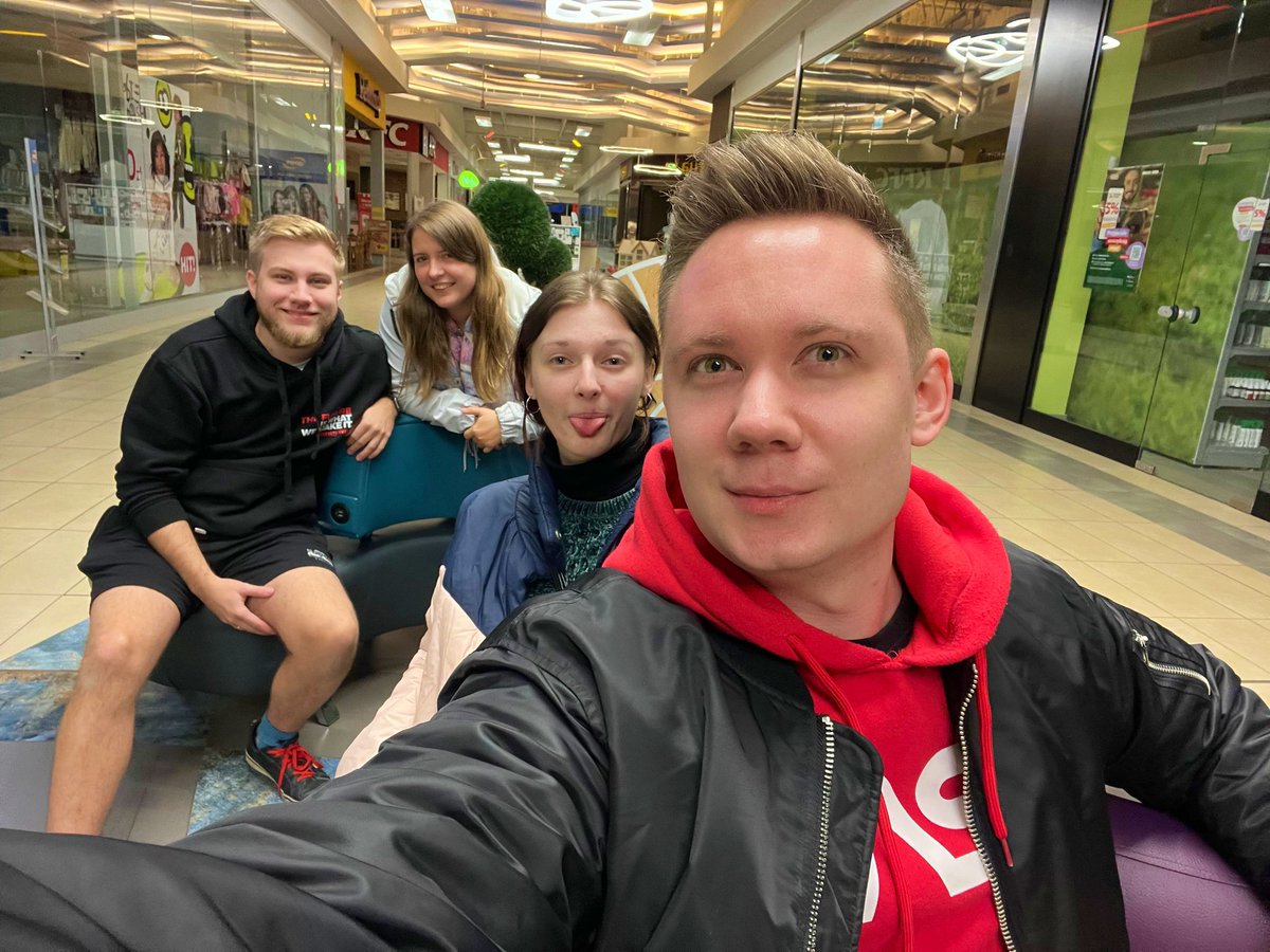 gracznetpl's tweet photo. Takie tam selfie w praktycznie pustej galerii. Po sesji zdjęciowej trzeba zawsze zjeść coś zdrowego 🍟🍔
#przyjaciele #galeriahandlowa #wieczór #chłopak #mężczyzna #friends #poland #polishboy #centrumhandlowe #evening #boy #polska #polskichlopak #galeria #man #polskichłopak https://t.co/jSbOWFsvCH