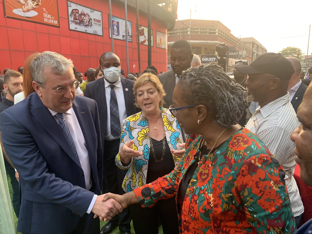 Artscd2's tweet photo. Il se passe toujours quelque chose à #Kinshasa L’inauguration du @WallonieBxlKin a été aussi l’occasion des belle rencontres ; @Jmchataigner @UEenRDC Noko @VincentKarega amb. du #Rwanda #Elebe @Henrikalam @FurahaMe dédicaçant l’édifice aux ancêtres … https://t.co/xoxmHLKiTR