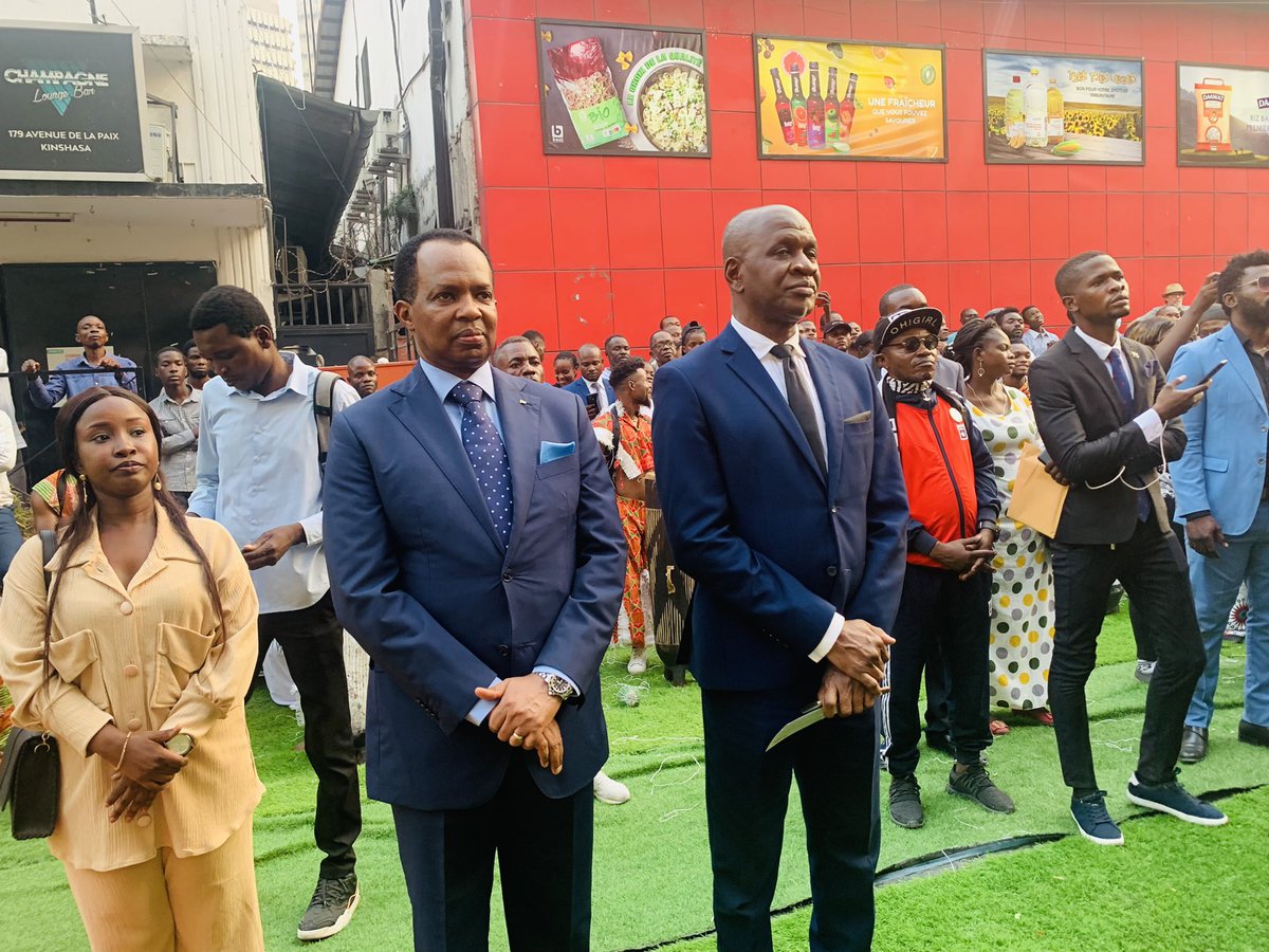 Artscd2's tweet photo. Il se passe toujours quelque chose à #Kinshasa L’inauguration du @WallonieBxlKin a été aussi l’occasion des belle rencontres ; @Jmchataigner @UEenRDC Noko @VincentKarega amb. du #Rwanda #Elebe @Henrikalam @FurahaMe dédicaçant l’édifice aux ancêtres … https://t.co/xoxmHLKiTR