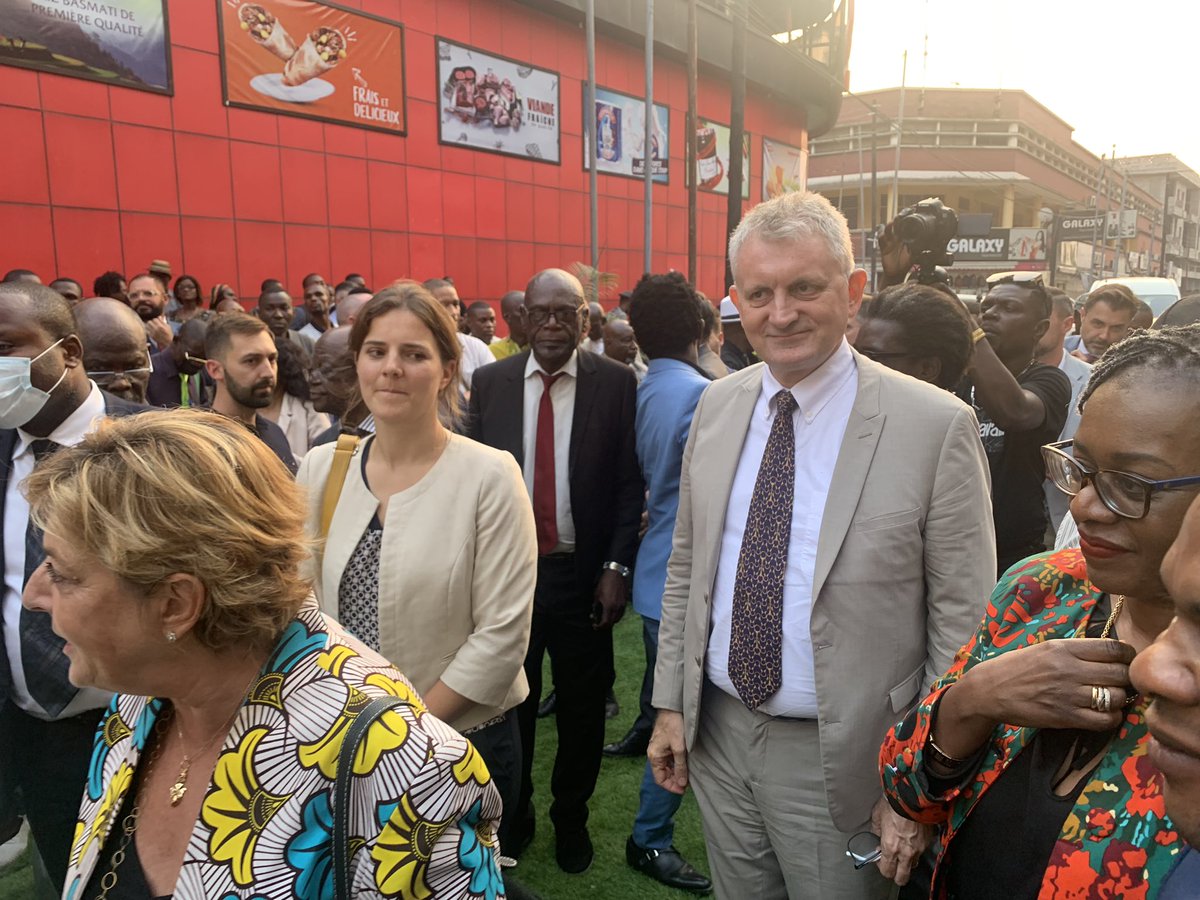 Artscd2's tweet photo. Il se passe toujours quelque chose à #Kinshasa L’inauguration du @WallonieBxlKin a été aussi l’occasion des belle rencontres ; @Jmchataigner @UEenRDC Noko @VincentKarega amb. du #Rwanda #Elebe @Henrikalam @FurahaMe dédicaçant l’édifice aux ancêtres … https://t.co/xoxmHLKiTR