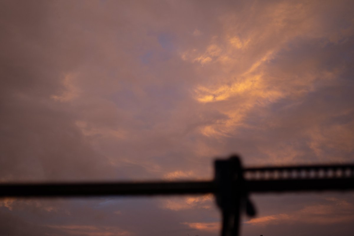 filmpathy's tweet photo. まだ雨が降る中、夜明け。太陽は見えないが、少しの間だけ、空一面が赤く染まって、ちょっと不気味な。
#写真好きな人と繫がりたい #写真で伝える私の世界 #sonya7 #sonya7iii #α7 #α7iii https://t.co/U8YHBnr662