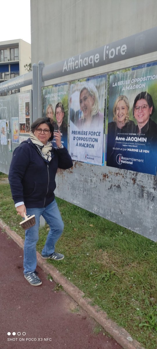 #circo7802 #RN #Legislative2022 #Velizy @AnneJacqmin
Toujours bien coiffée Anne Jacqmin, même en pleine séance collage sur Vélizy👍🇨🇵

Le 2 Octobre pas d'abstention, tous aux urnes.