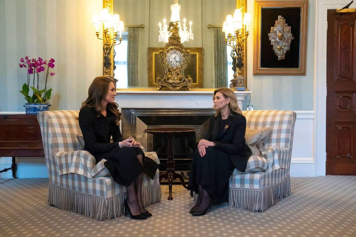 ZelenskaUA's tweet photo. Had a warm conversation with the Princess of Wales. Thanked Her Highness for attention, as well as for unprecedented support of 🇺🇦 from the Great Britain.

My deepest condolences to the @RoyalFamily. Grateful for the opportunity to show my final respect to Her Majesty the Queen. https://t.co/tcBiEfhZ30