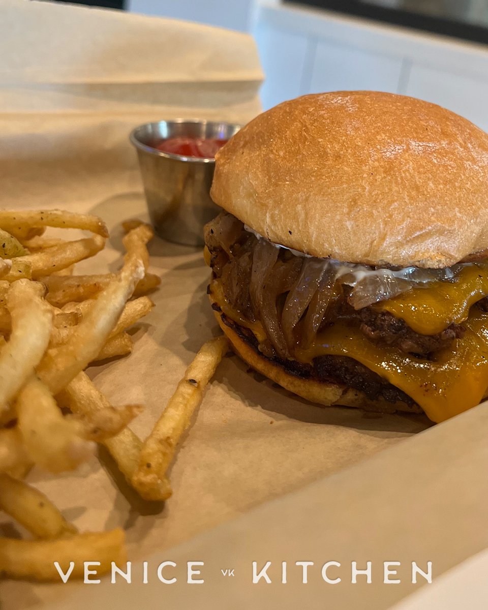 venice_kitchen's tweet photo. Burgers always hit the spot 🍔
.
.
.
#VeniceKitchen #Venice #Kitchen #Memphis #Foodies #GoodEats #Delicious #foodie #foodiesofinstagram #memphistn #tennessee #southern #creole #fusion #dinner #special #lunch #oxford #burger https://t.co/p0yWnnRl4h