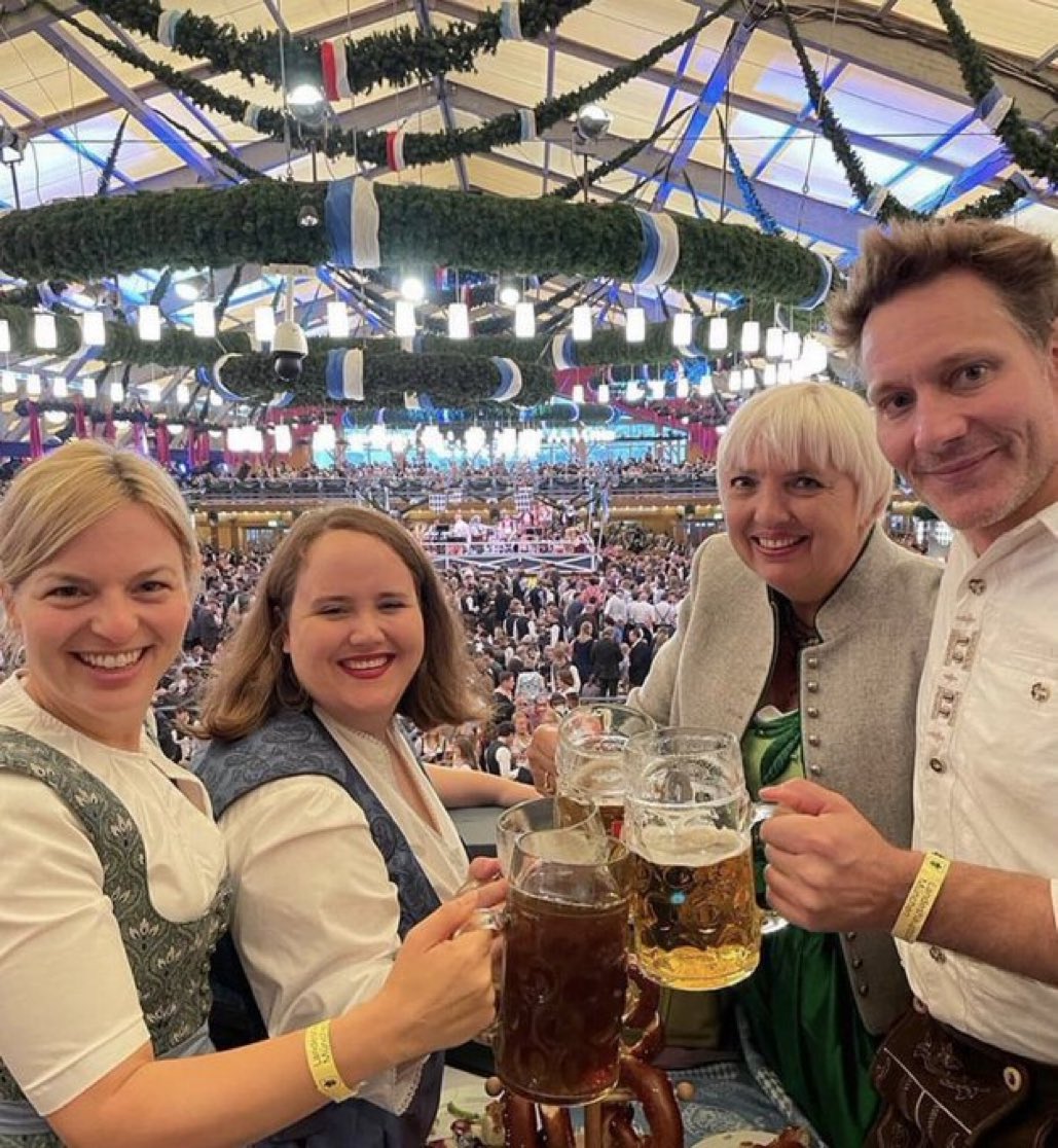 Warum? Corona, Drogen, Energie, Klimaschutz. Nichts davon rechtfertigt so ein Bild. #Oktoberfest