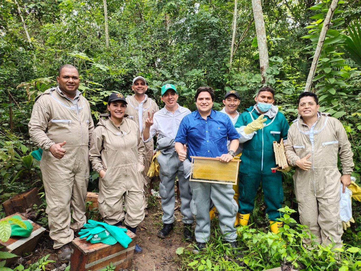 jnicobarrios's tweet photo. Junto a coordinadores y equipo SENNOVA del Centro Agropecuario y de Biotecnología El Porvenir, visitamos nuestra unidad Apícola. Realizamos diversas actividades de apropiación de labores de manejo de alimentación, control de plagas y verificación del estado general de la colmena https://t.co/zgg5Utywhl