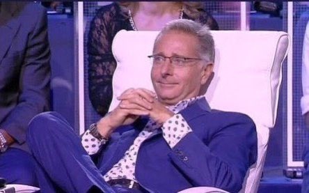 sonolunatica_'s tweet photo. PALESEMENTE TUTTI GLI ITALIANI DA CASA CHE ASPETTANO IL MOMENTO IN CUI ELENOIRE RACCONTERÀ COME FA A PULIRSI IL CULO CON QUELLE UNGHIE #GFVIP https://t.co/4pVDgX7z8C