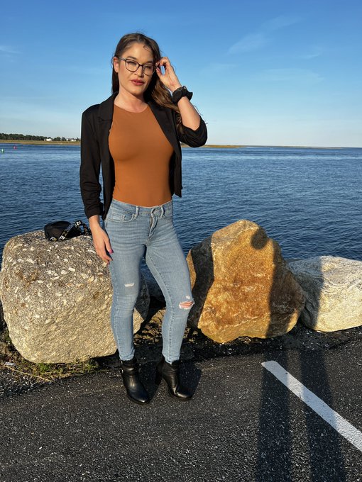 Happy milf Monday! https://t.co/YFBLUyyLyC