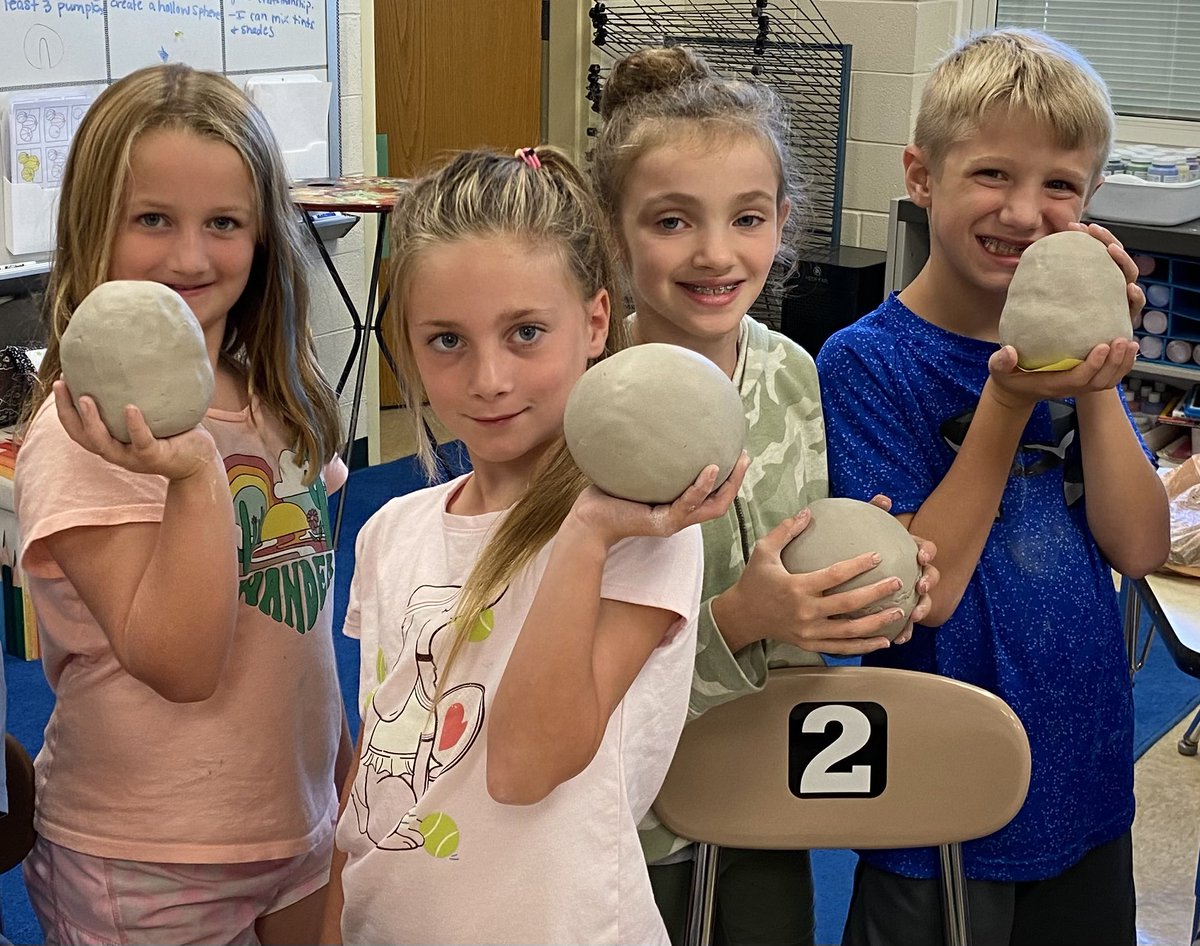 The third graders learned how to put two pinch pots together to create a hollow sphere! Just wait until they turn into pumpkins! #findingjoy67 #LFmoments #Everettsoars <a href="/LakeForestSD67/">Lake Forest School District 67</a> @vanderveerjill
