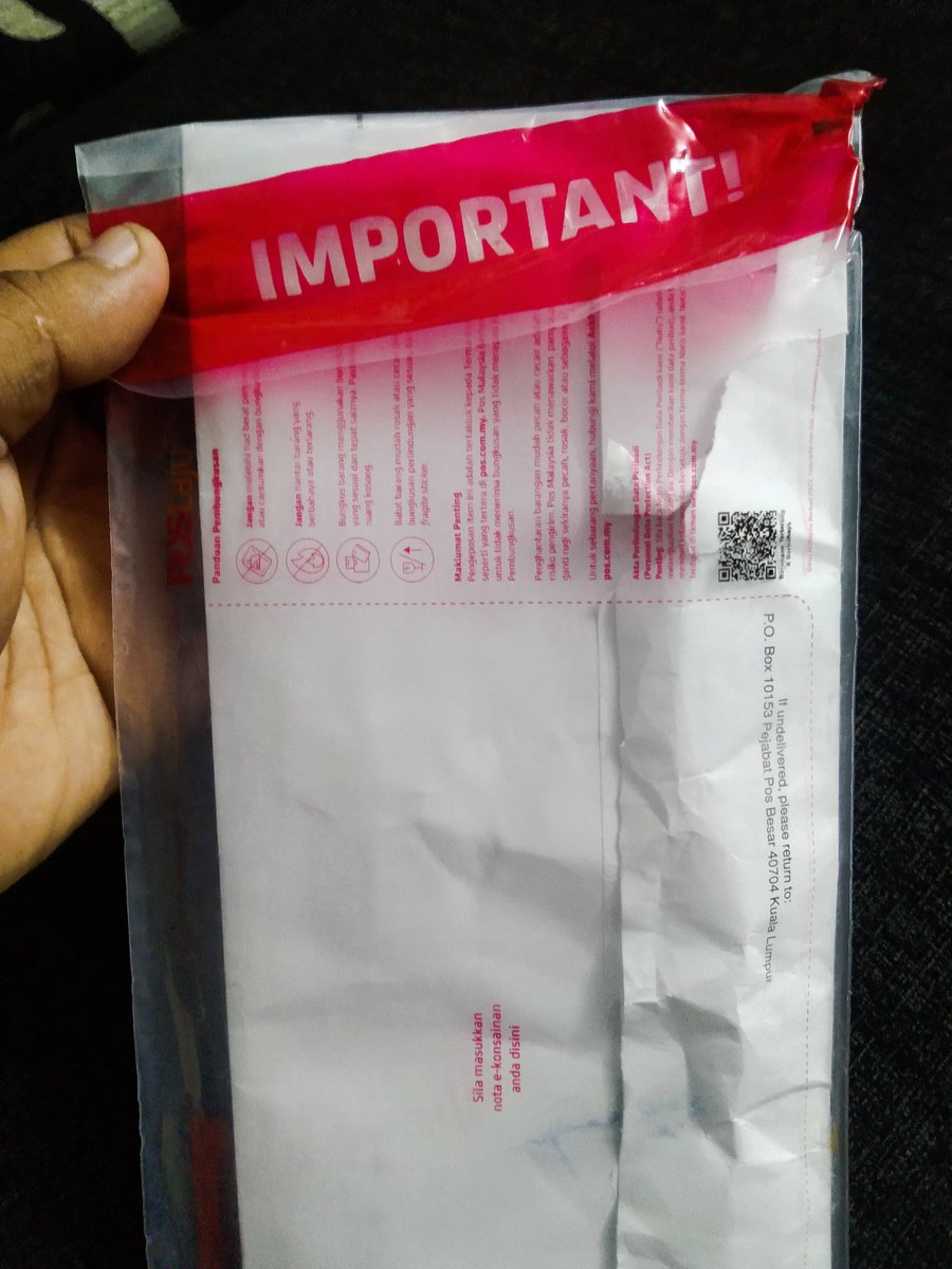 AkmalAisa1's tweet photo. Xtau nak ckp cmne.. Bende penting.. Kau boleh letak dalam peti surat bawah flat.. Biasa boleh je call dulu ke ape ke.. Card bank kot.. Agak r.. Nasib tergerak hati nak check peti surat.. https://t.co/dj91PzOjaW