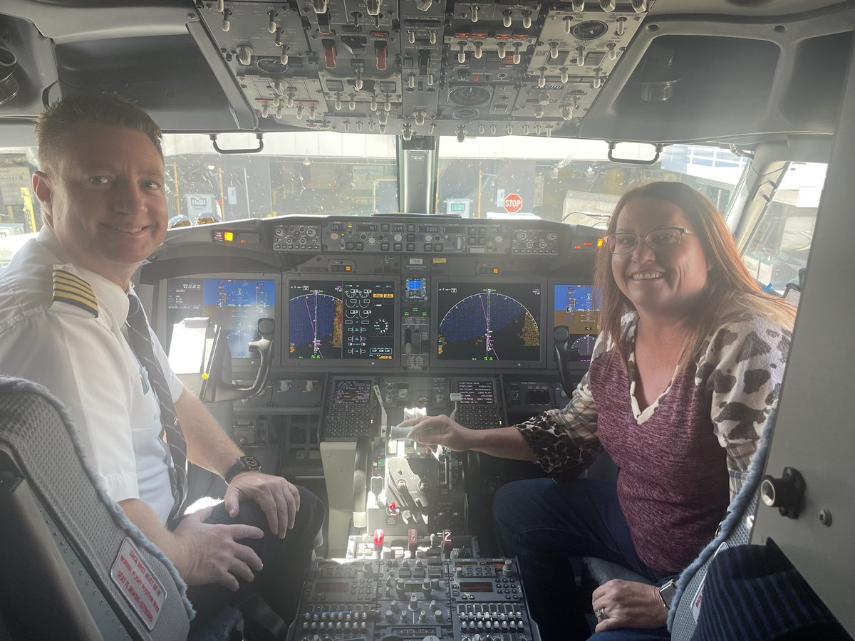 KrisLWood's tweet photo. I hit the million mile mark with @united today. Thanks for the coin and champagne. #flythefriendlyskies #millionmileclub #thatsalotofmiles https://t.co/Hn2YWnuEql