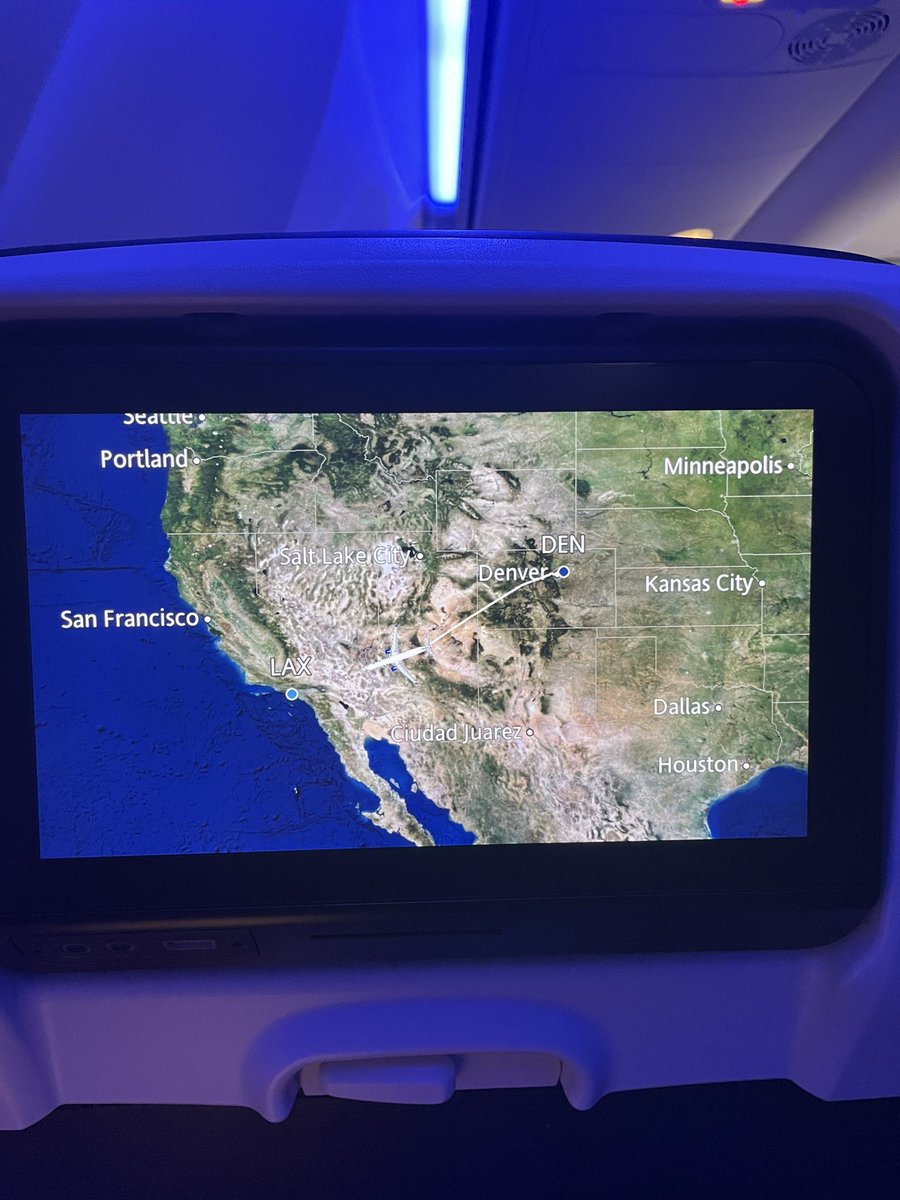 KrisLWood's tweet photo. I hit the million mile mark with @united today. Thanks for the coin and champagne. #flythefriendlyskies #millionmileclub #thatsalotofmiles https://t.co/Hn2YWnuEql