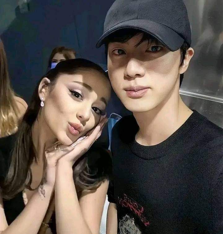 minamhopekook's tweet photo. Tengo una duda, ¿Por qué este edit de SeokJin y Ariana Grande se ve más real que la verdadera foto de JungKook y Ariana Grande? https://t.co/xmQQq4PBfC