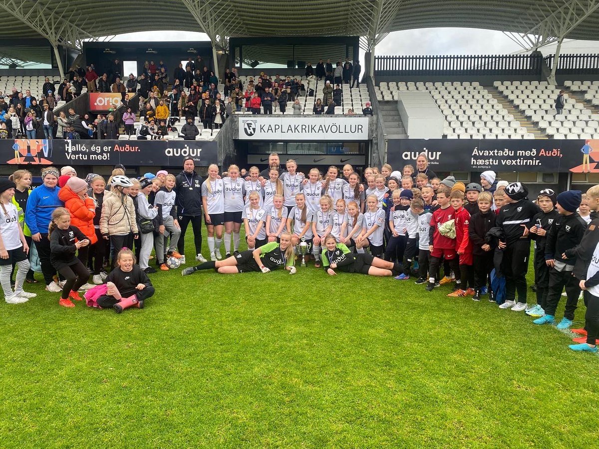 🏆BIKARMEISTARAR🏆
4.fl.kvk gerði sér litið fyrir og varð bikarmeistari í kvöld. Eru því Íslands-og bikarmeistarar 2022🥇✌️#ViðErumFH