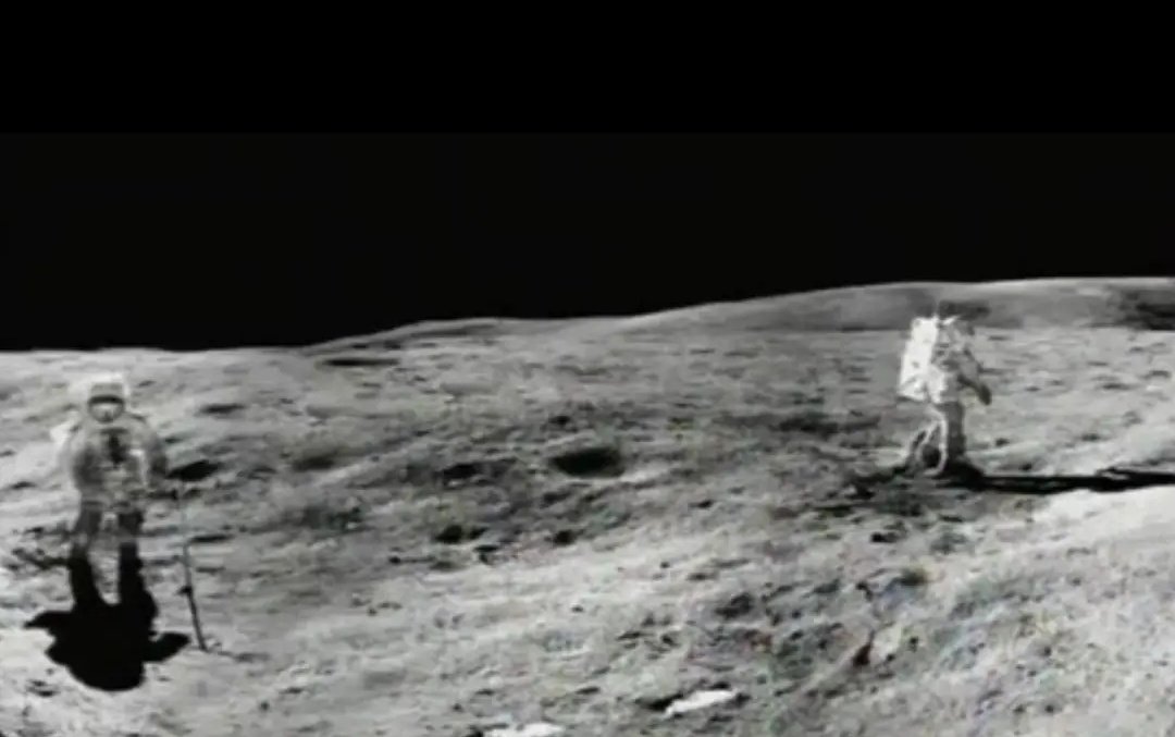 Единствена придобивка од Аполо мисијата на месечината е што докажаа дека има две сонца, а од таму и две различни сенки на астронаутите. 
За инат на вмраната која вели дека било само едно сонце и тоа баш македонско било.
Ставајте сега две сонца на знамето, да ви ибам .