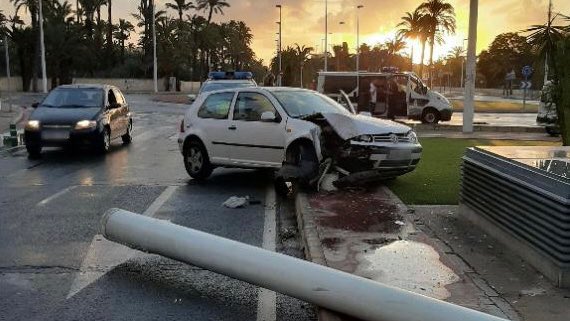 policiaelche's tweet photo. Si despertes i veus #danys en cotxes estacionats o que falta un fanal o tros de clos, probablement és perquè algú va creure que aqueixa #copa de més no l'afectaria o el seu excés de #velocitat era assumible

👉🏼 Sí, sense #responsabilitat al volant, et pot passar a tu https://t.co/ZKBntMYGRa
