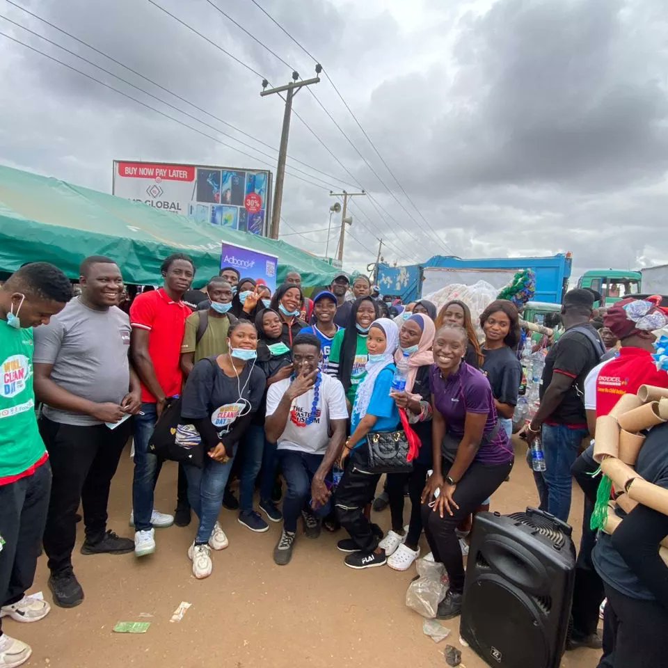 yalinetworkib's tweet photo. This was how our weekend went in different slides😊😊.
A clean up programme at Iwo road market partnered with @mottainai and others😊.

#cleanupibadan
#yaliibadan
#yalioyostate
#yalians
#cleanupinoyostate
#cleaningthesociety
#recycling https://t.co/7dXUaiIg1O