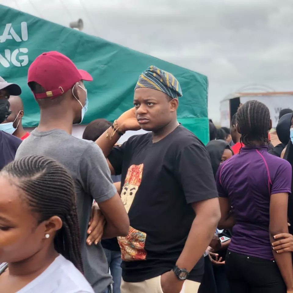 yalinetworkib's tweet photo. This was how our weekend went in different slides😊😊.
A clean up programme at Iwo road market partnered with @mottainai and others😊.

#cleanupibadan
#yaliibadan
#yalioyostate
#yalians
#cleanupinoyostate
#cleaningthesociety
#recycling https://t.co/7dXUaiIg1O