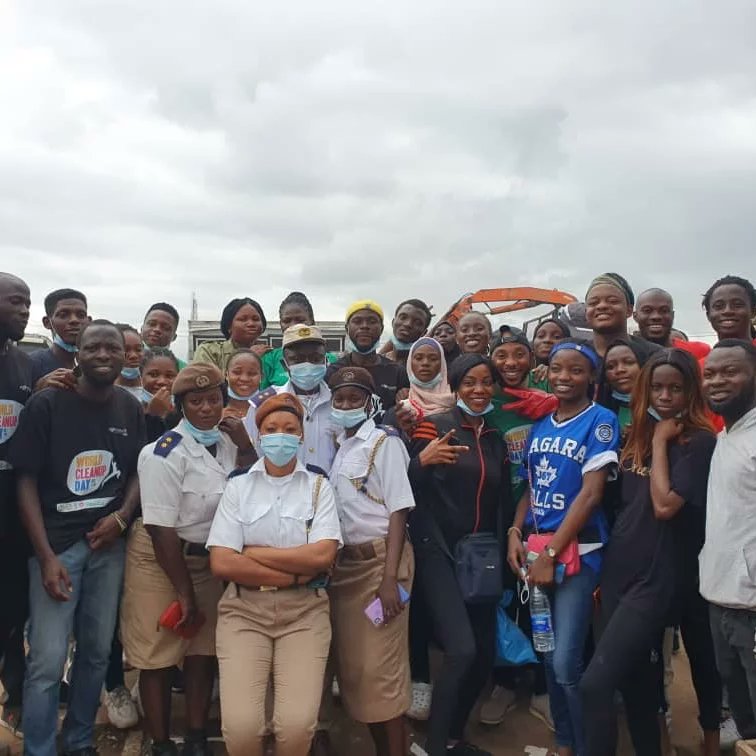 yalinetworkib's tweet photo. This was how our weekend went in different slides😊😊.
A clean up programme at Iwo road market partnered with @mottainai and others😊.

#cleanupibadan
#yaliibadan
#yalioyostate
#yalians
#cleanupinoyostate
#cleaningthesociety
#recycling https://t.co/7dXUaiIg1O