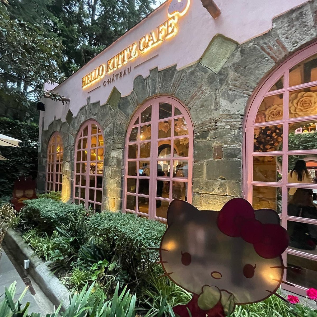 BlossomyBri's tweet photo. what if we kissed at the hello kitty cafe? ♡ https://t.co/crpWX8cwdz