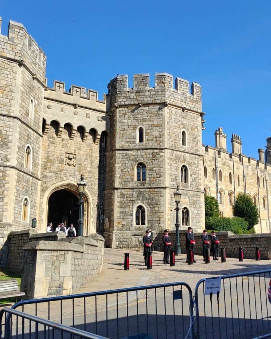 RHSHumanities's tweet photo. Mrs Cranston laid flowers at the gates of Windsor Castle this weekend on behalf of @RastrickHigh to say thank you to Her Majesty Queen Elizabeth II ahead of her funeral today. Rest in Peace, Ma'am. Thank you for your service 🌹👑 https://t.co/Ye0IBbEPJQ