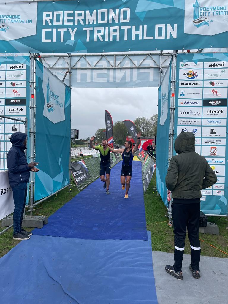 Een triathlon doen is ook goed mogelijk als visueel beperkte sporter.
Wil je weten wat nog meer mogelijk is, vraag het aan de <a href="/KonVisio/">Koninklijke Visio</a> helpdesk bewegen en #sport
visio.org/onderwijs/help…
#denkeninmogelijkheden #Roermond #city #triathlon
<a href="/triathlonNL/">Triathlon Bond (NTB)</a> 
@ParatriathlonNL