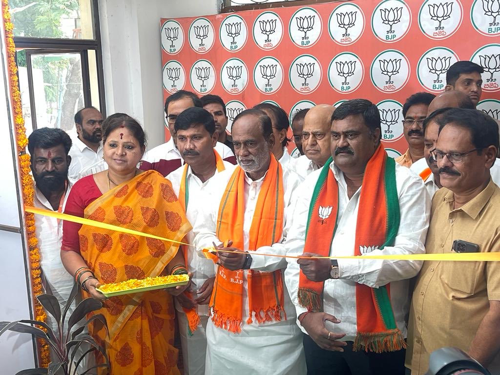 KGeethamurthy's tweet photo. #BJPTS Mahila Morcha participation in #SevaPakhwada #NamoExhibition _Inagurated by Dr.Laxman ji MP Rajyasabha n other bjp seniors @BJP State office 
#BJP4Telangana ⁦@JPNadda⁩ ⁦@blsanthosh⁩ ⁦@tarunchughbjp⁩ ⁦@sunilbansalbjp⁩ ⁦⁦⁦@bandisanjay_bjp⁩ https://t.co/x652MNk1CL
