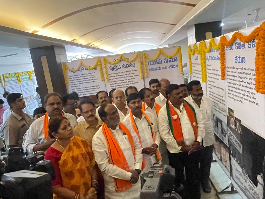 KGeethamurthy's tweet photo. #BJPTS Mahila Morcha participation in #SevaPakhwada #NamoExhibition _Inagurated by Dr.Laxman ji MP Rajyasabha n other bjp seniors @BJP State office 
#BJP4Telangana ⁦@JPNadda⁩ ⁦@blsanthosh⁩ ⁦@tarunchughbjp⁩ ⁦@sunilbansalbjp⁩ ⁦⁦⁦@bandisanjay_bjp⁩ https://t.co/x652MNk1CL
